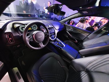 slide image for gallery: 25599 | Aston Martin DBX