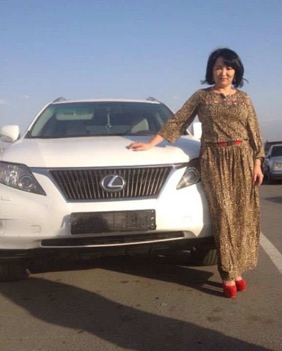 Айдарбекова позирует рядом со своим авто
