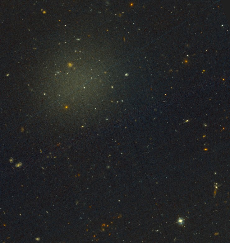 Изображение галактики NGC 1052-DF4, полученное космическим телескопом «Hubble». Фото: van Dokkum et al
