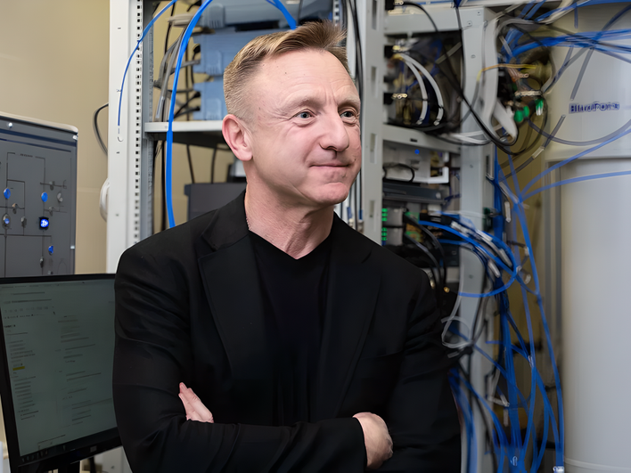 Ректор МФТИ на фоне лабораторного оборудования