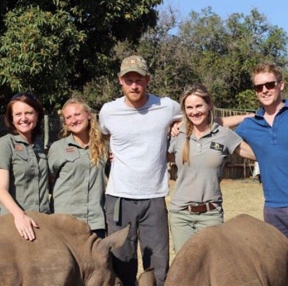 Фото принца Гарри, отпустившего бороду, появилось в Instagram организации, которая занимается заботой о носорогах