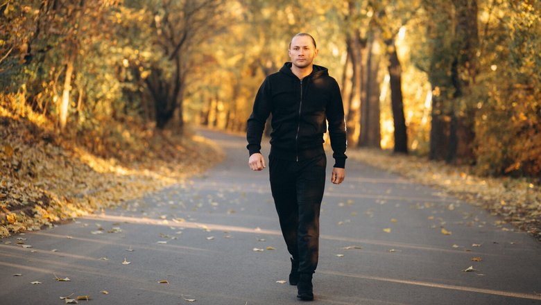 Мужчина идет по парку. Мужчина идет по парку.