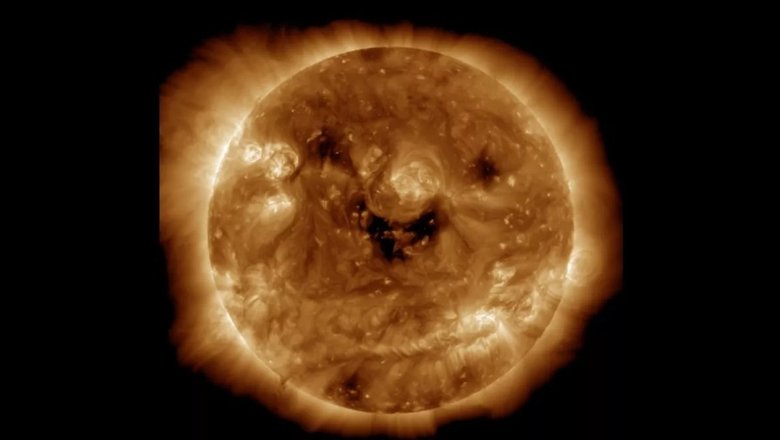 В октябре ученые показали злобно хихикающее лицо Солнца. Темные участки выглядят как два глаза и искривленный рот. Кажется, еще тогда наша неспокойная звезда что-то замышляла... Фото: NASA/SDO