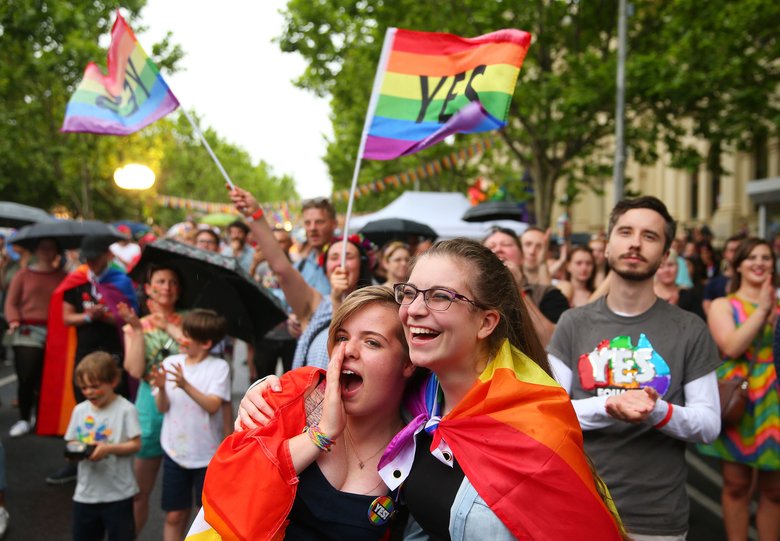 Австралийцы проголосовали на референдуме за признание гей-браков