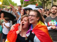 Австралийцы проголосовали на референдуме за признание гей-браков