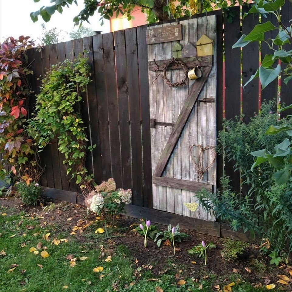 Как выбрать забор для частного дома: важные параметры и 7 лучших материалов (75 фото)
