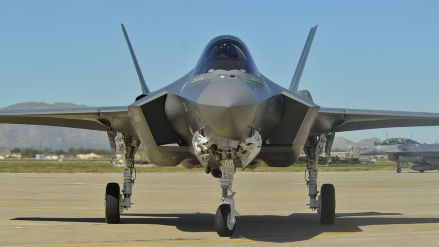 Самолет F-35 Lightning II на авиабазе Люк Самолет F-35 Lightning II на авиабазе Люк