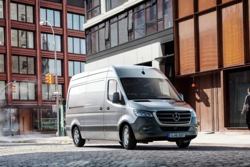 В РФ возобновили официальные продажи европейских фургонов Mercedes Spinter В РФ возобновили официальные продажи европейских фургонов Mercedes Spinter