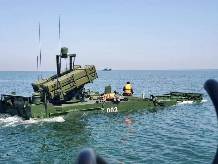 Плавающий танк на воде Плавающий танк на воде