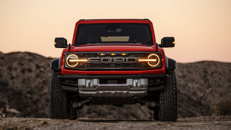 ford-bronco-raptor-breaks-cover-with-400-horsepower-and-extreme-off-roading-skills_17.jpeg