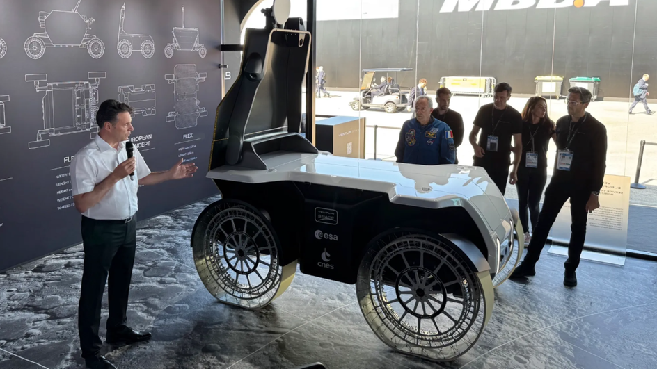Антонио Дельфино (слева), директор по космическим вопросам компании Venturi Space Антонио Дельфино (слева), директор по космическим вопросам компании Venturi Space