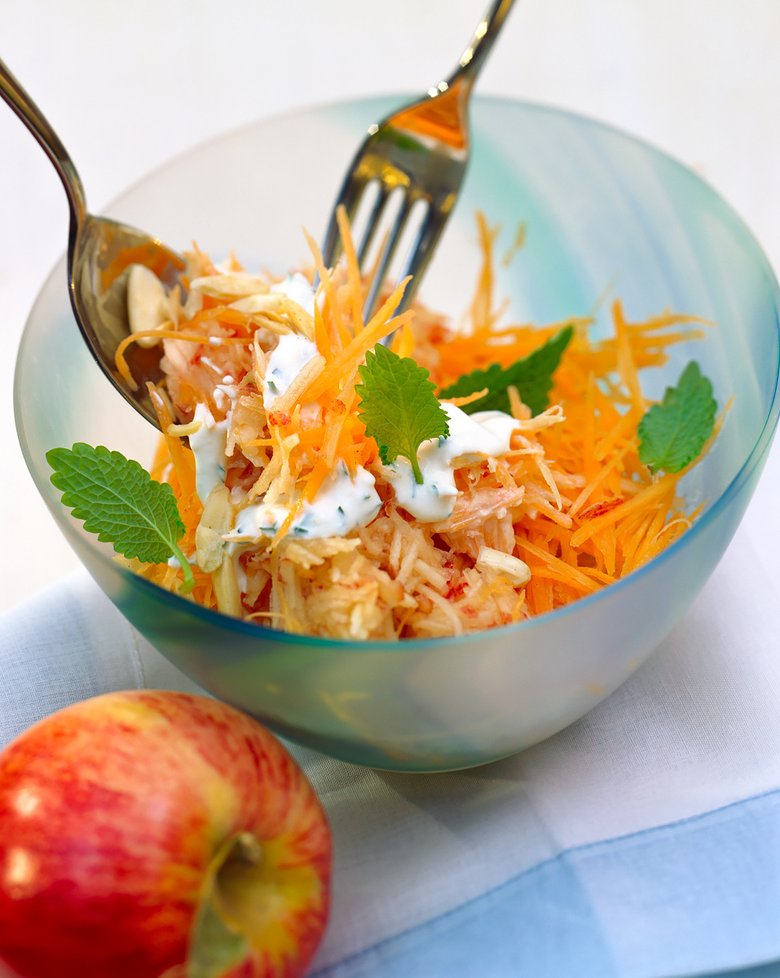 В салат из моркови, яблока и орехов можно добавить немного йогурта или творожного сыра