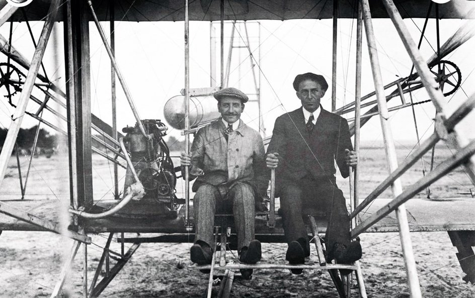 Братья Райт сидят в первом самолете