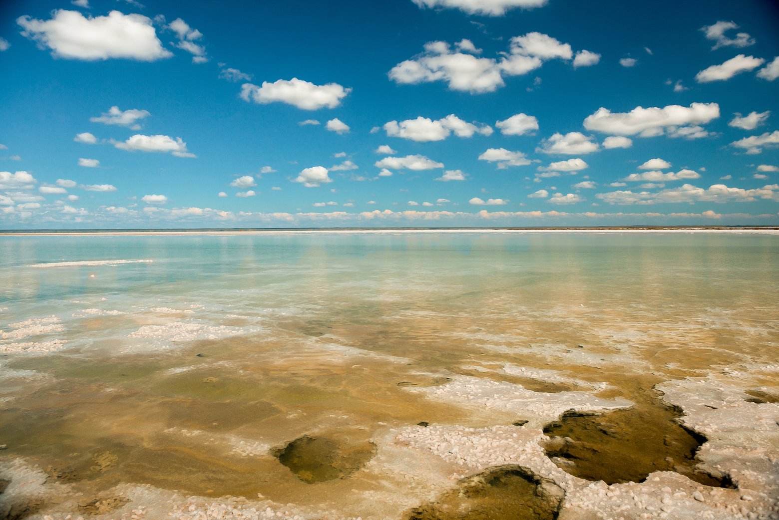 Озеро баскунчак в астраханской области. Озеро Баскунчак. Озеро Баскунчак Астраханская область. Баскунчак соленое озеро. Солёное озеро в Астраханской области Баскунчак.