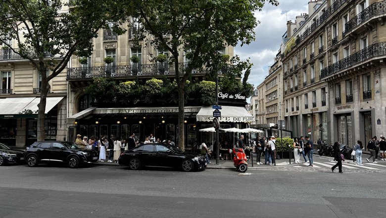 Café de Flore в Париже летом.