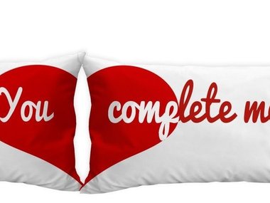 Slide image for gallery: 3647 | Комментарий «Леди Mail.Ru»: взаимодополняющие подушки - идеальны для влюбленных