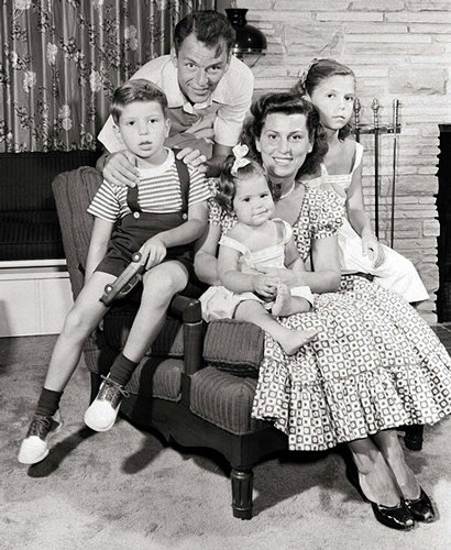 С женой Нэнси Синатрой и детьми