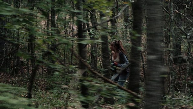 Девушка в лесу