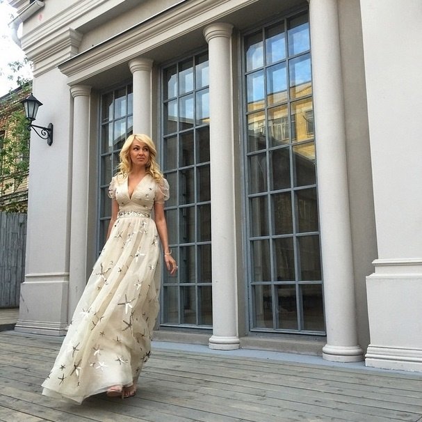 Яна Рудковская в женственном белом платье
