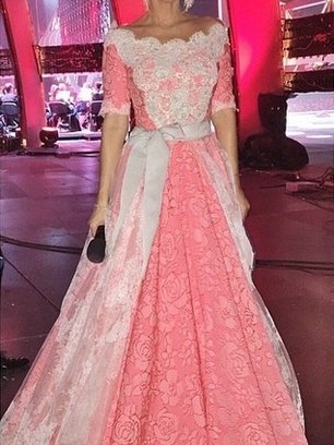 Slide image for gallery: 4633 | Гуляев также сшил для Кудрявцевой нежно-розовое кружевное платье, как всегда, пышное, в котором она провела «Песню года»