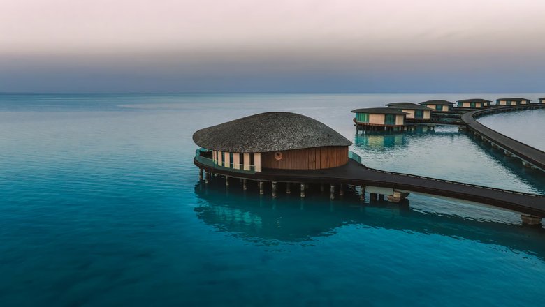 Дизайн вилл обеспечивает конфиденциальность гостей и минимальную засыпку песком, чтобы сохранить форму острова.