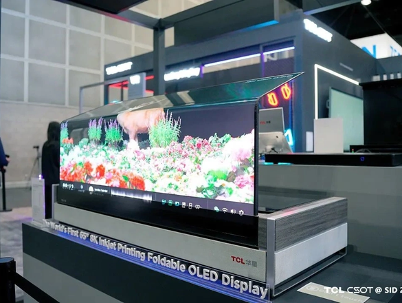 Изображение первой в мире складываемой OLED-панели. Фото: TCL