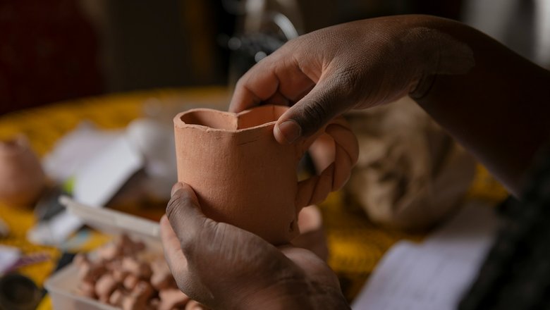 Человек делает брендовую посуду из глины. Человек делает брендовую посуду из глины.
