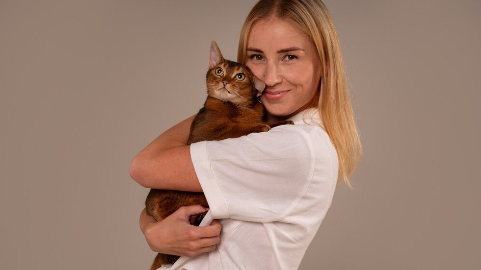 Девушка обнимает гипоаллергенного кота Девушка обнимает гипоаллергенного кота