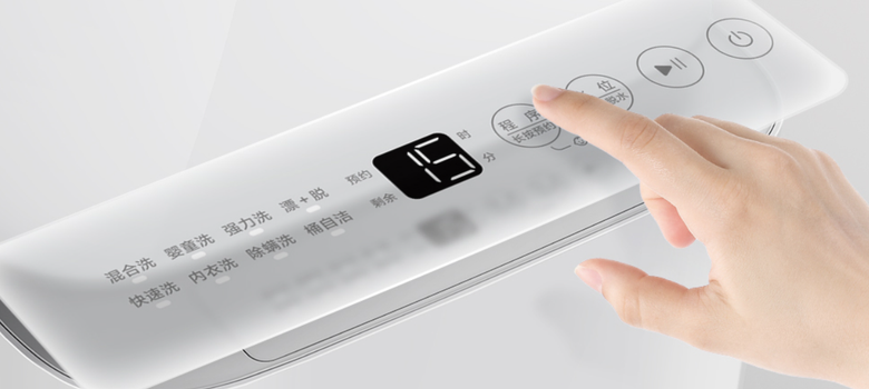 Управлять машинкой можно с телефона или с помощью сенсорной панели. Фото: Xiaomi