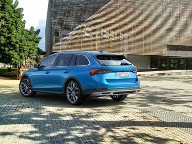 slide image for gallery: 26114 | Skoda Octavia Scout