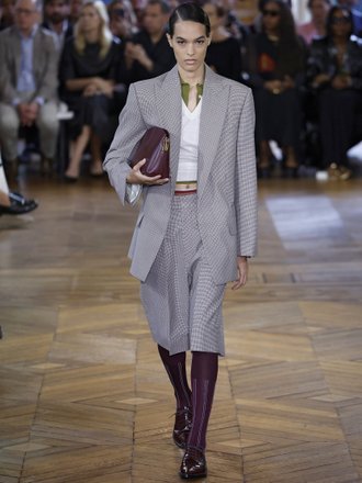 Модель в женском костюме с шортами на показе Victoria Beckham