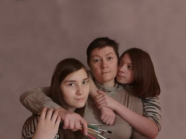 Для ИЗОизоляции изобразили «Автопортрет с дочерьми» Зинаиды Серебряковой