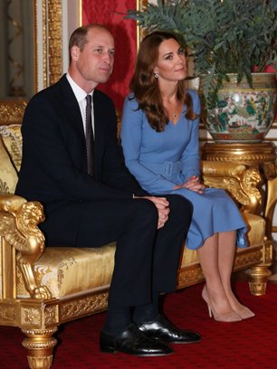 Slide image for gallery: 14336 | Так почему же Кейт и Уильям не могут себе этого позволить? Судя по тому, что принц Уильям не носит обручальное кольцо, а жена этому не препятствует, можно сделать вывод, что таков уклад их отношений. Они оба очень спокойные
