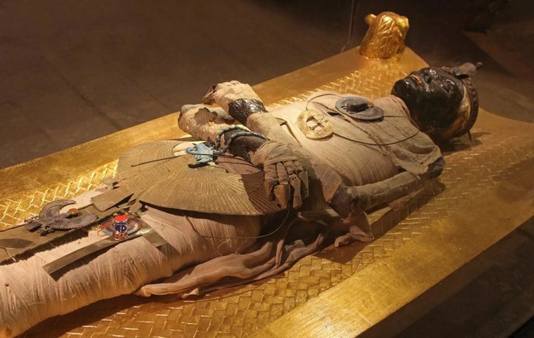 Так выглядит знаменитая мумия Тутанхамона. Фото: YouTube 