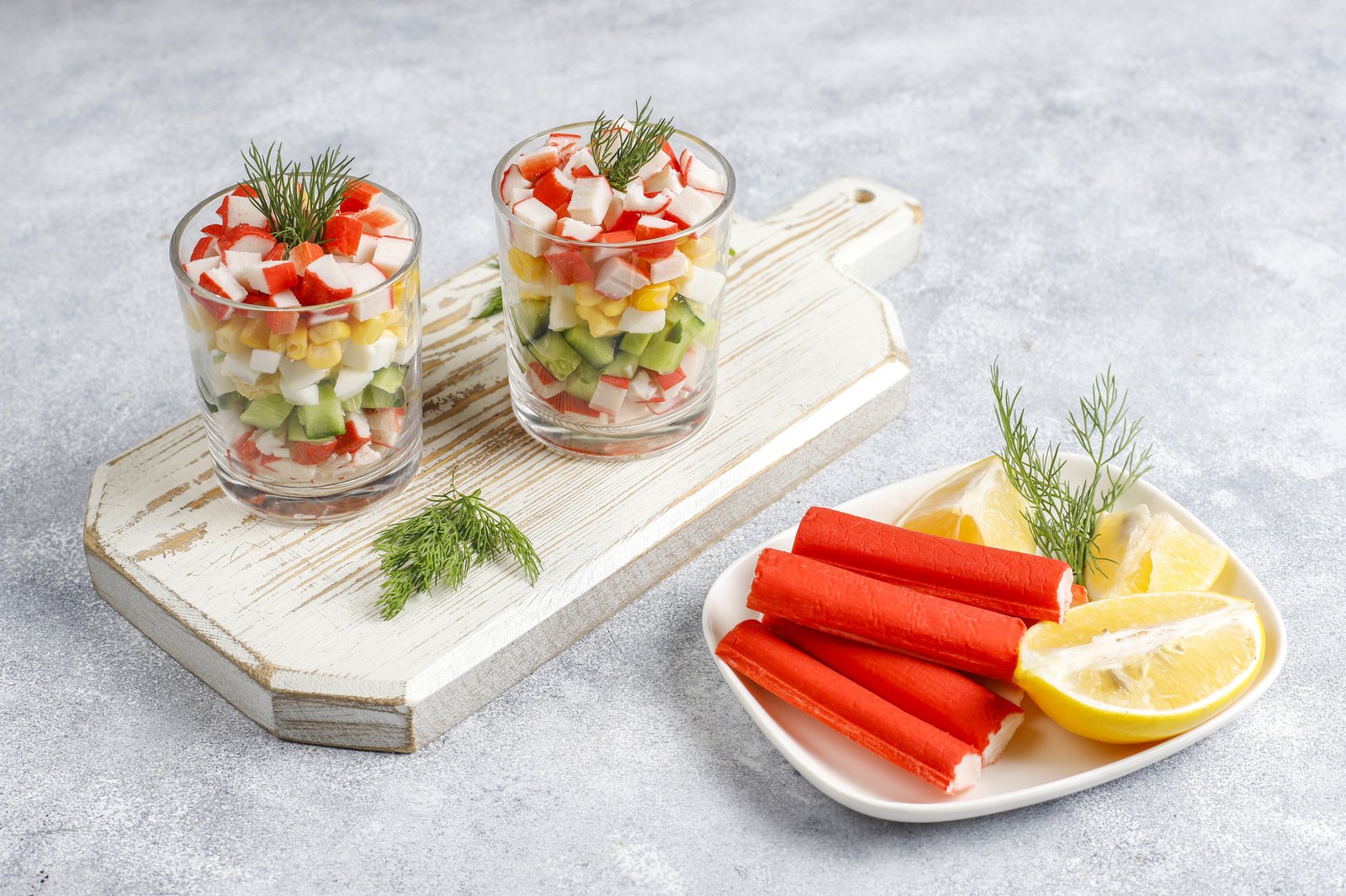 Салат с крабовыми палочками, сыром и помидорами