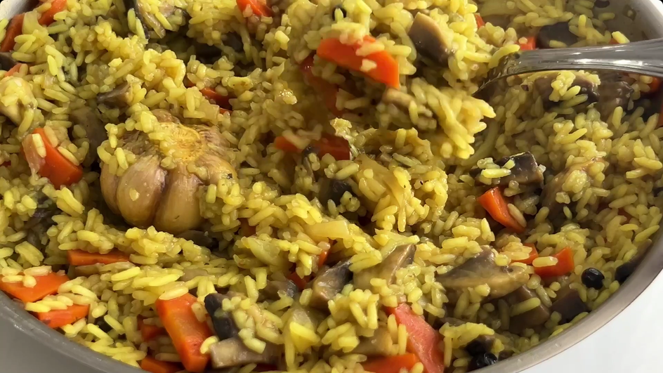 Постный плов с шампиньонами, приготовленный на сковороде, крупным планом