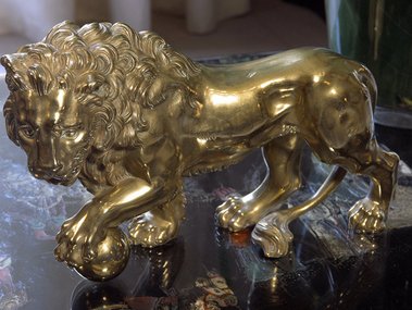 Slide image for gallery: 2096 | Своим собственным символом Габриэль Шанель сделала льва — эмблему Венеции. Родившаяся 19 августа под знаком Льва, пятым астрологическим знаком зодиака, она была суеверна и внимательно относилась к числам и символам. Лев – эм