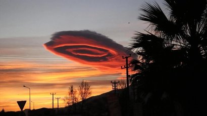 Больше фото с необычным облаком. Источник: Reddit