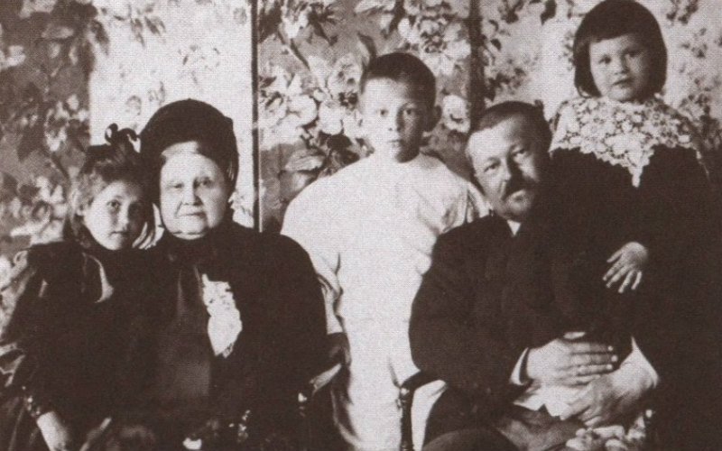 Мария Морозова с сыном Саввой Морозовым и внуками Марией, Тимофеем и Еленой