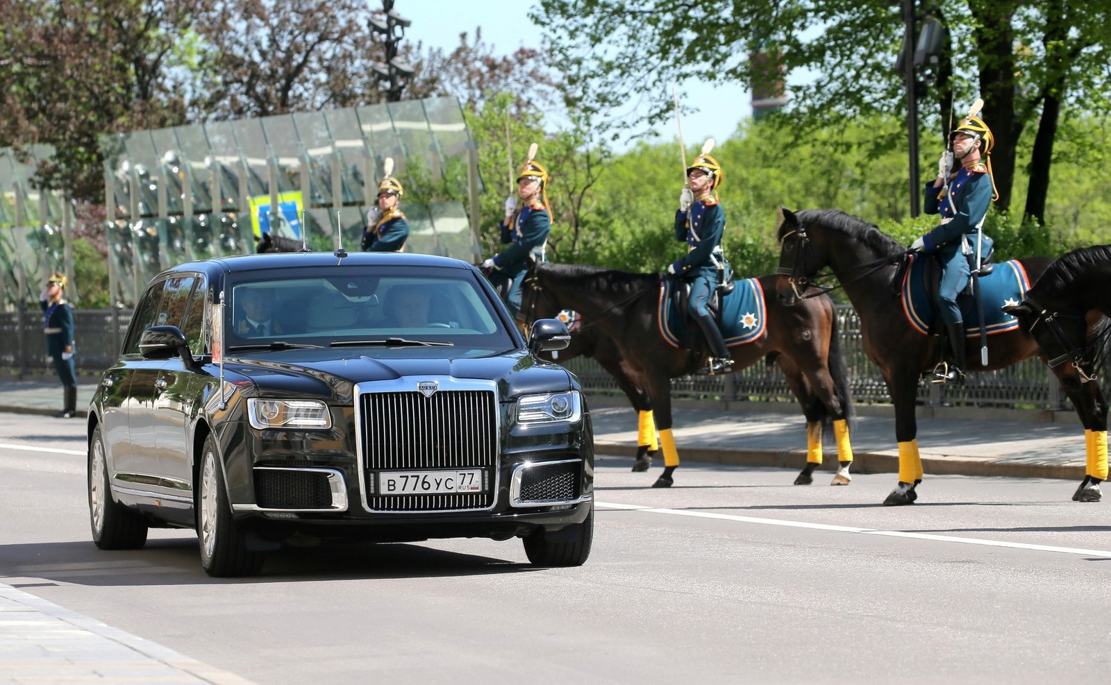 Владимир Путин приехал на инаугурацию на автомобиле «Аурус»