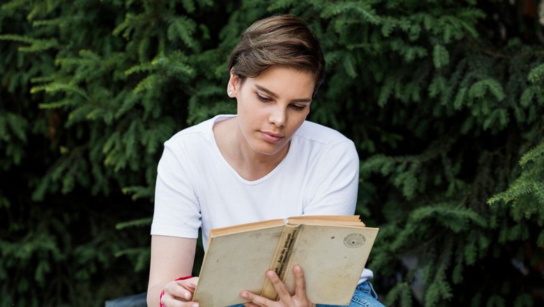 Девушка читает в книге, как правильно «тОрты» или «тортЫ». Девушка читает в книге, как правильно «тОрты» или «тортЫ».
