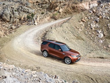 slide image for gallery: 23001 | Land Rover Discovery
