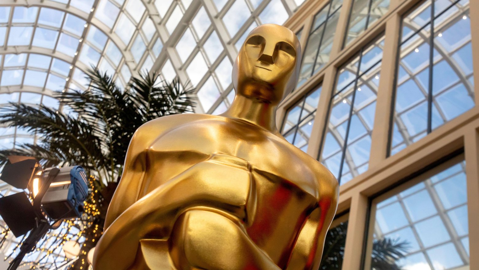 Оскар трансляция на русском. Статуя Оскар. Статуя Оскар желтая. Oscar 2023.