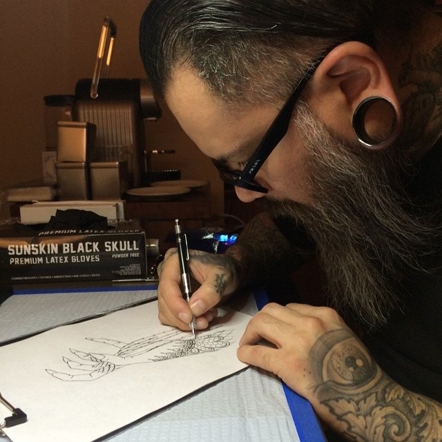 Эрик Гонзалес рисует эскиз новой татуировки Гаги
