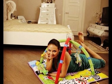 Slide image for gallery: 3093 | Комментарий lady.mail.ru: Теперь гимнастка стала мамой и женой - эта роль ей очень нравится