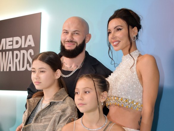 Оксана Самойлова и Джиган с дочками