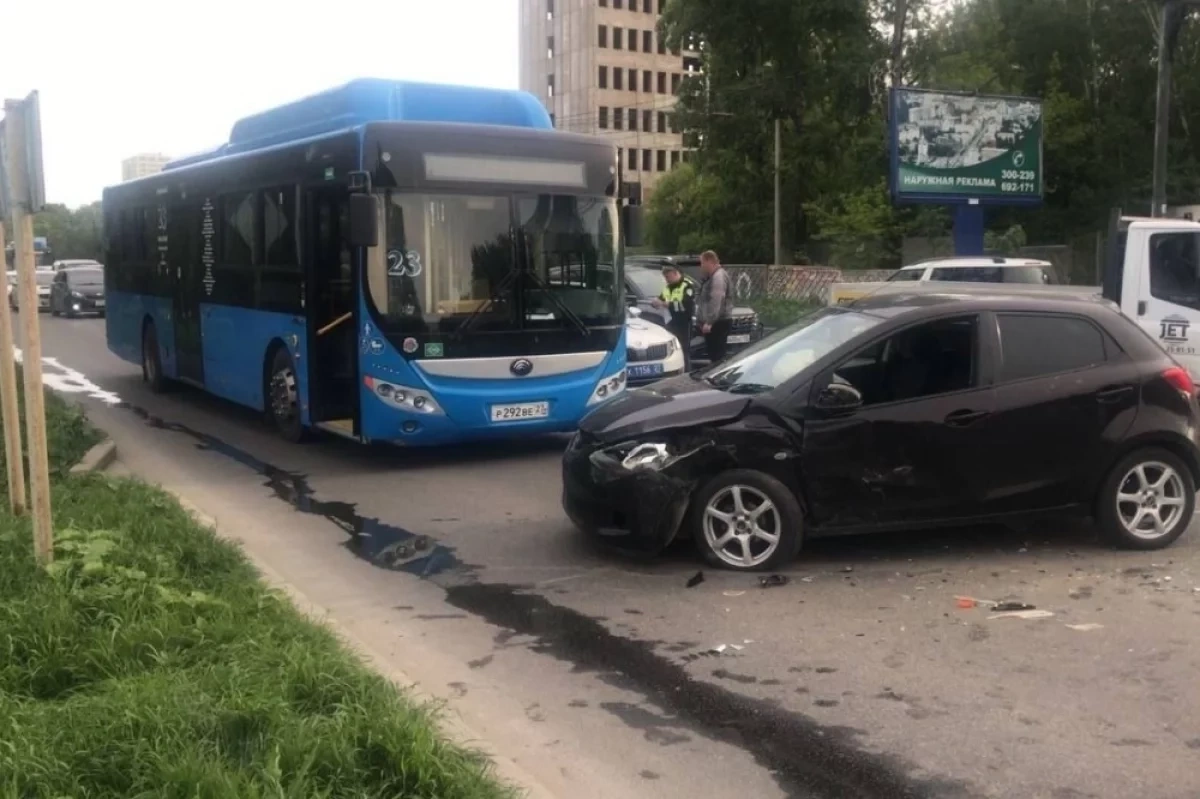 В Хабаровске женщина на Mazda устроила тройное ДТП, трое пострадали -  Новости Mail.ru