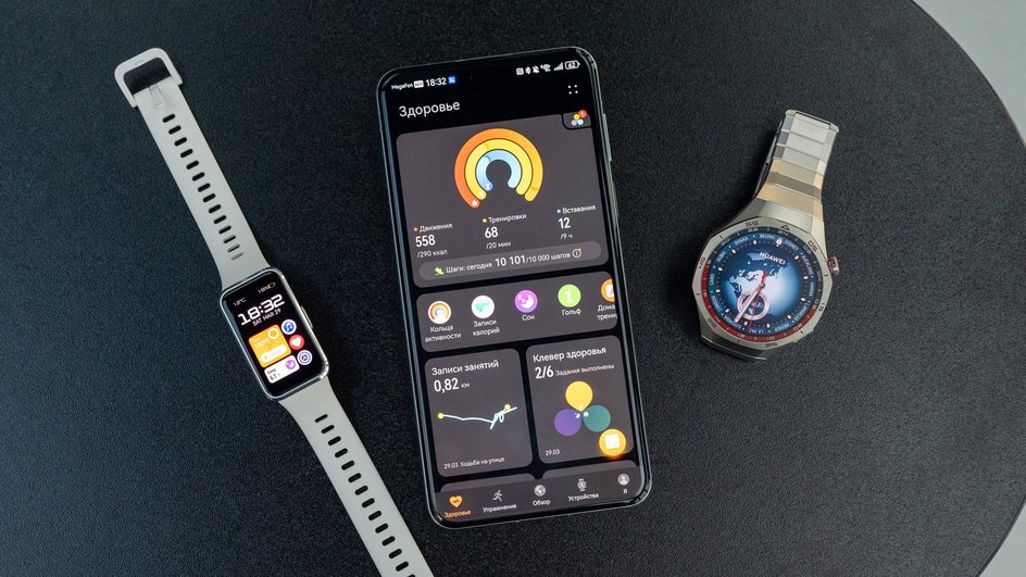 Huawei Band 10 и телефон лежат на столе Huawei Band 10 и телефон лежат на столе