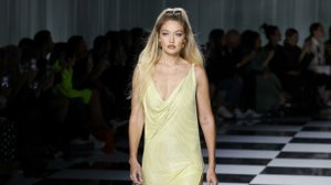 Джиджи Хадид на показе Versace