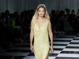 Джиджи Хадид на показе Versace Джиджи Хадид на показе Versace
